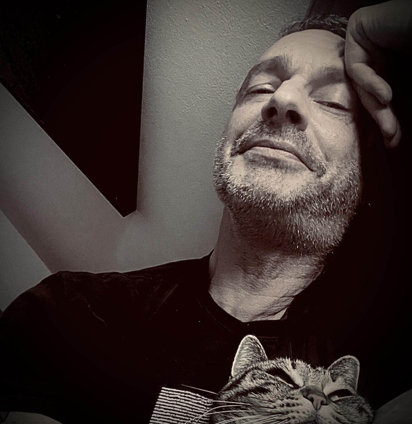 Guido Bertoli con la gatta Kelly
